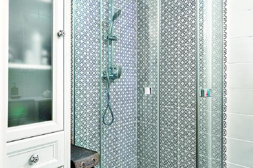 BEZBARIEROVÝ SPRCHOVÝ KOUT V PANELÁKOVÉ KOUPELNÉ? PROČ NE!